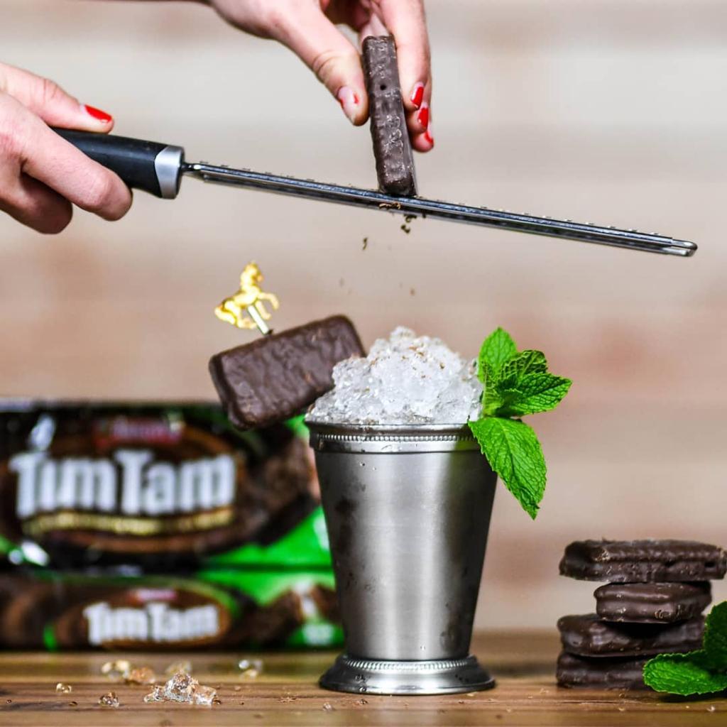 A Mint Julep sprinkled with a sweet twist will have your friends racing over to your 🐎 party this Saturday. You can bet on it! 😉 #TimTamTuesday (📸: beautifulbooze)