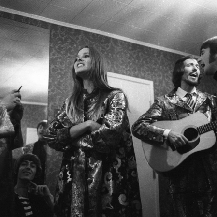 MamasPapasMusic's tweet photo. #OnThisDay in 1966, The Mamas &amp; The Papas performed at The Hollywood Bowl in their first major live performance. Sonny and Cher headlined the show, which was attended by nearly 18,000 people.

📸: Courtesy of Henry Diltz. #HollywoodBowl #FBF #FolkMusic #MamasAndThePapas https://t.co/RIquTs6sMm