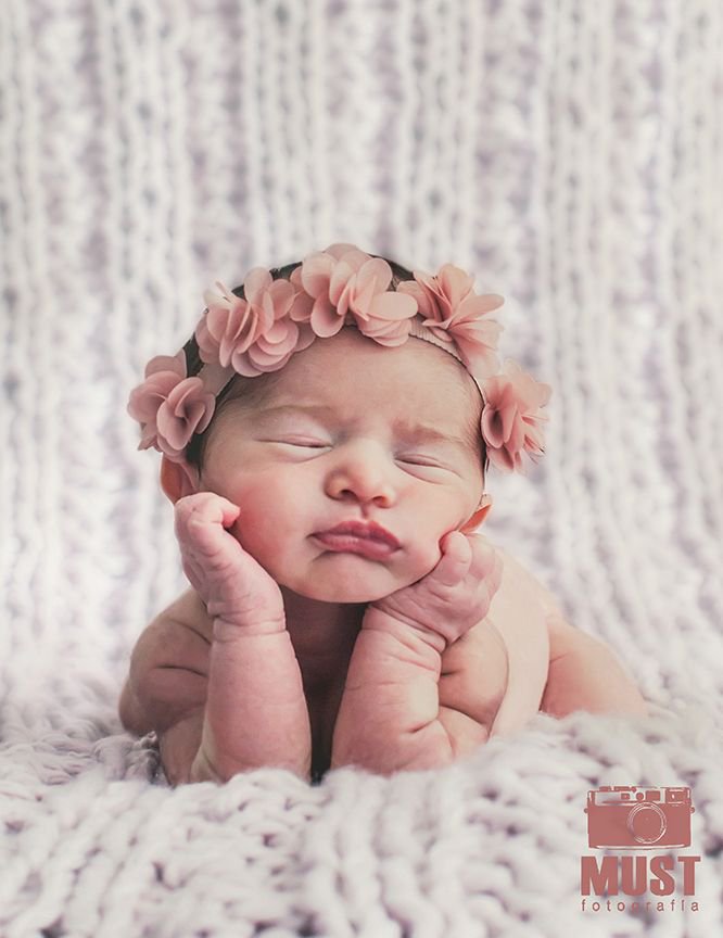 Mustfotografia's tweet photo. Os dejamos esta maravilla de fotografía de Abril en su primera sesión con tan sólo 10 días!! Besos para Abril y los papás de Mustfotografía. #mustfotografia #babyphotographer #fotodeldia #fotografodebebe #pictureoftheday #fotodebebe https://t.co/FZ1ljyDoWy
