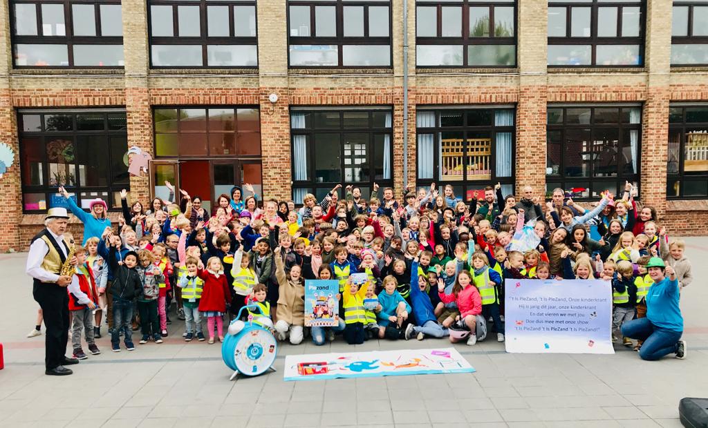 gem_Koksijde's tweet photo. Onze #kinderkrant "#Plezand"๐บ bestaat 10 jaar ๐๐ Het plezant #promoteam trok naar alle Koksijdse #scholen om deze #verjaardag te vieren ๐บรฉn de #kinderen werden getrakteerd op een plezante #brooddoos ๐ Leve Ple-zand ๐ https://t.co/ZDpP1yzAky