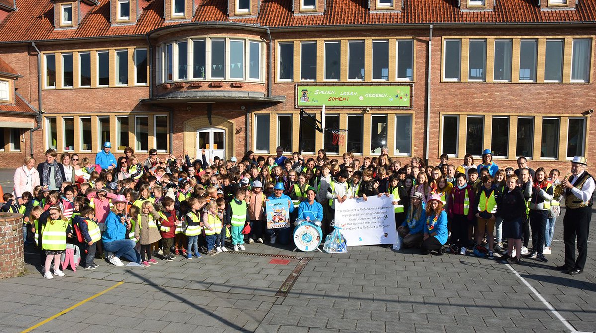 gem_Koksijde's tweet photo. Onze #kinderkrant "#Plezand"๐บ bestaat 10 jaar ๐๐ Het plezant #promoteam trok naar alle Koksijdse #scholen om deze #verjaardag te vieren ๐บรฉn de #kinderen werden getrakteerd op een plezante #brooddoos ๐ Leve Ple-zand ๐ https://t.co/ZDpP1yzAky