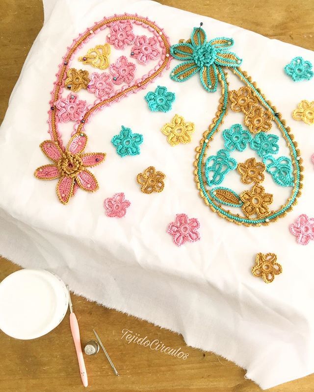 TejidosCirculos's tweet photo. Un avance de los paisleys que estoy tejiendo para la blusa 👚 .
.
.
#etsyloving #thehooknookers #bohovibes #crochetflowers #crochetgoodness #soycrochetera #ganchillocreativo #tejeresdeguapas #crochetlace #lovecolor
#cottonyarn #igcrochet #igcrocheter… https://t.co/wHVGzaBqsk https://t.co/NoS4Si58yc