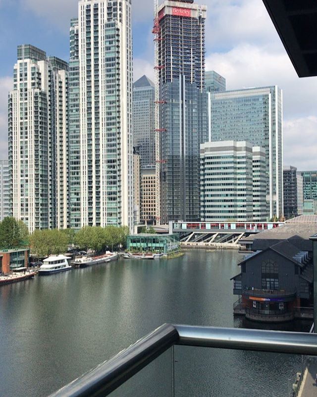 IvyHouseLDN's tweet photo. Baltimore Wharf in London E14 really has a fabulous view. Lucky new tenant moving into this apartment today. .
.
.
.
.
#e14 #property #tolet #baltimorewharf #docklands #isleofdogs #estateagent #newhome https://t.co/p3N4XJeEJo https://t.co/Z0WJjPxySX