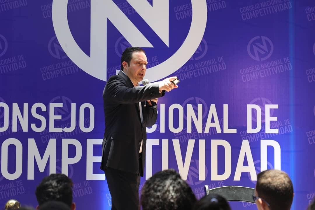 RaulBaz's tweet photo. Muchas gracias a @CompiteRD por invitarme a la #FILDSD2019 para hablar de #EngageRespect a jóvenes de todas las edades, sobre el respeto en el mundo digital & #RedesSociales. https://t.co/yIodvScLTd