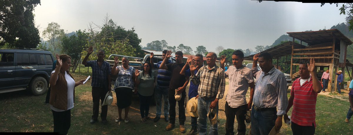 ANACAFEH's tweet photo. ANACAFEH juramentando la Junta Municipal de Minas de Oro, Comayagua en su renovación . https://t.co/ogpKlSjRqS