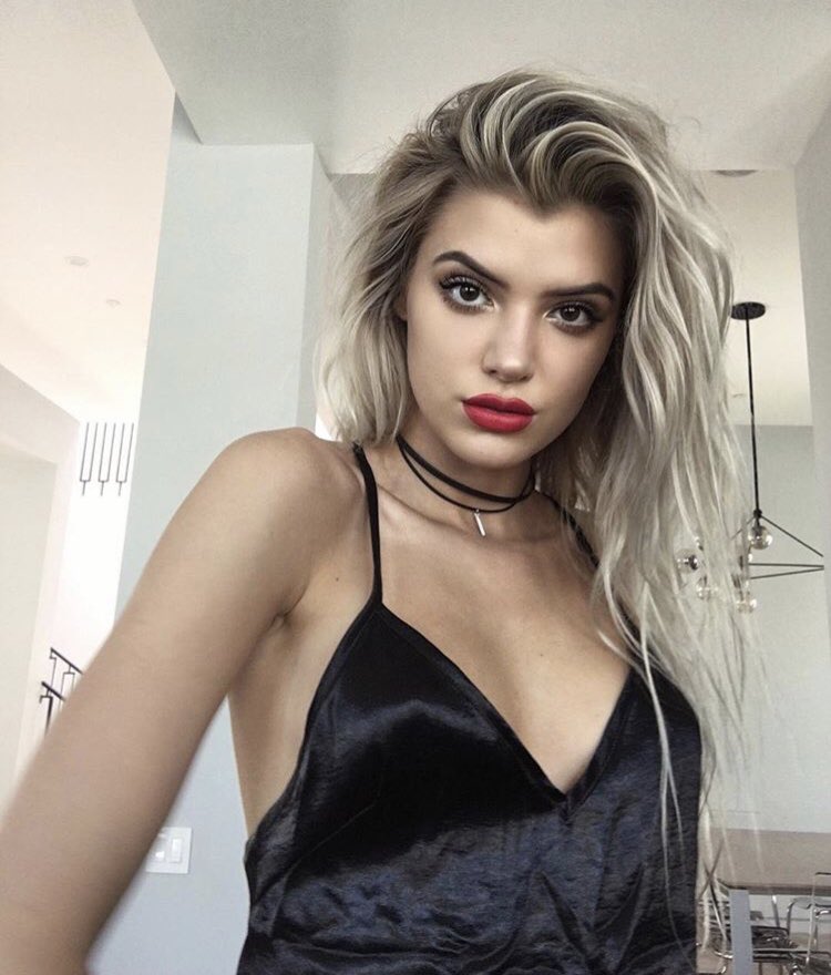 rebeccashrm's tweet photo. Red lips. https://t.co/V9NoncyIZd