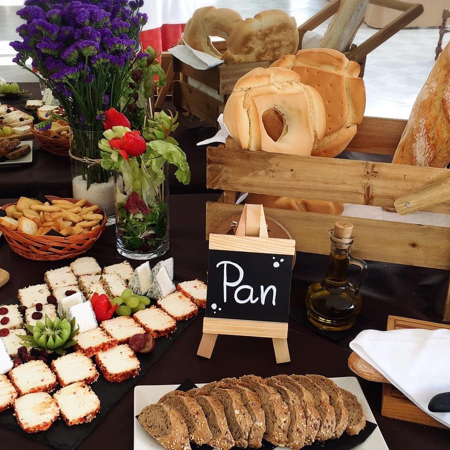 ¿¿Verdad que no te resistirias ha coger solo un trozo???😋🧀
Mesa de Quesos Extremeños,entre ellos destacamos los  @quesosdegranadilla ,acompañados de Frutas🍓, Panes🥨, Frutos Secos🥜, Mermeladas&amp;Miel🍯... Consulta presupuesto contacta con nosotros @ctlascanadas 
927481126