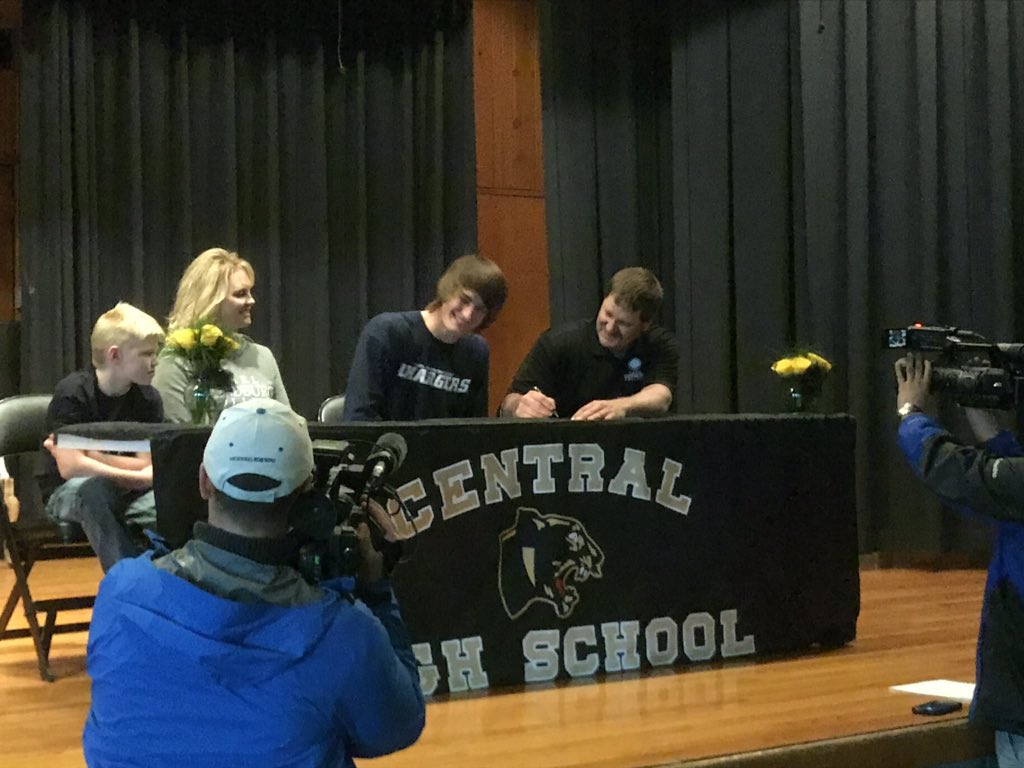 cpcentralbball's tweet photo. Congratulations to Lane Ippensen on signing his letter of intent to play at @SandburgNJCAA https://t.co/N83Osh6nQS