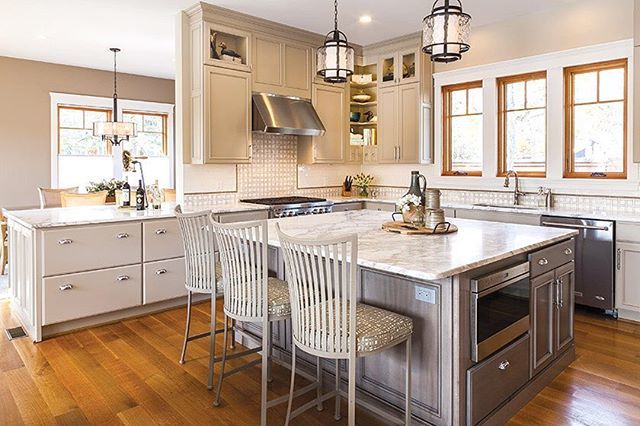 HandDPortfolio's tweet image. A kitchen with linen-and-gray cabinetry.

Interior Design: Fitzsimmons Design Associates | @fitzsimmonsdesign 📷: Gwin Hunt

#handdportfolio #top100designers

#fitzsimmonsdesign #design #interiors #interiordesign #kitchen #kitchensofinstagram #kitchen… bit.ly/2IRl62C