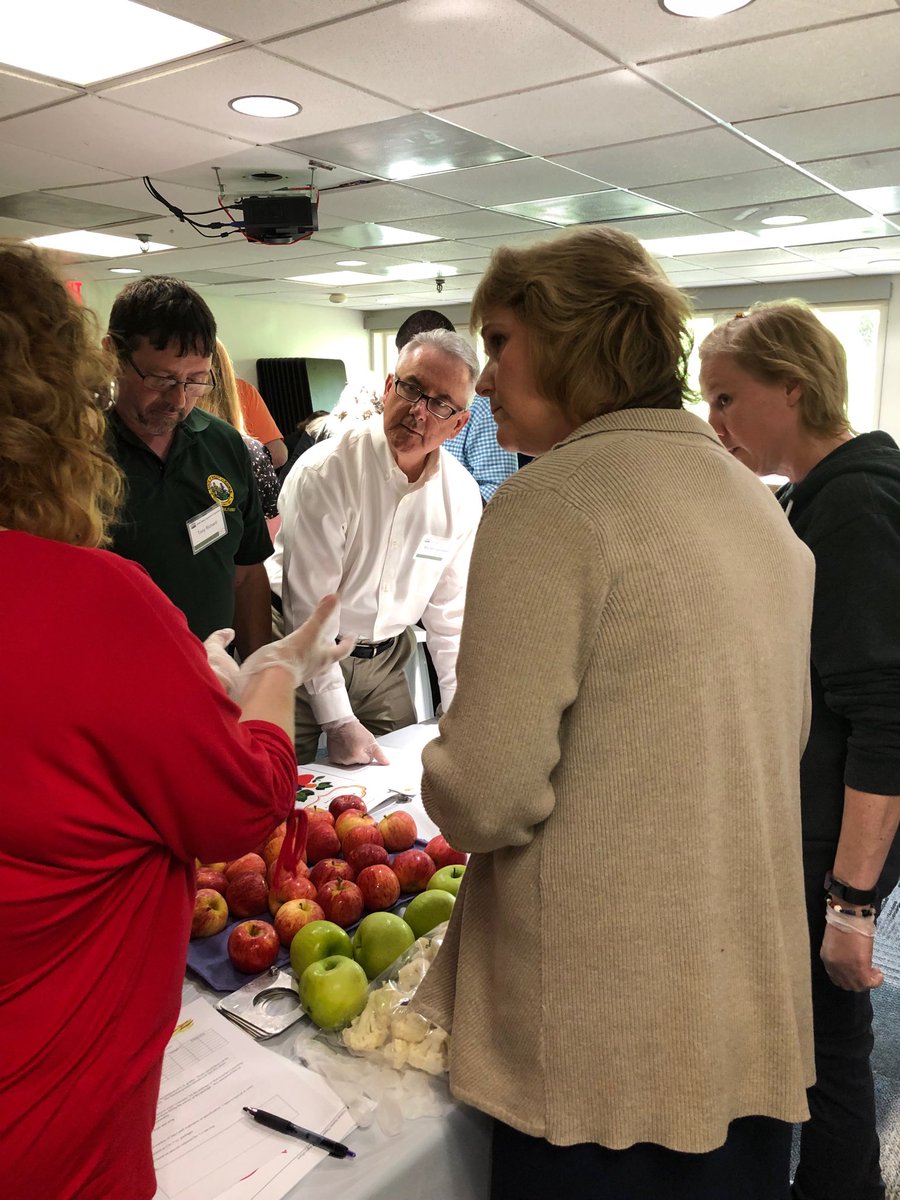 chefcyndie's tweet photo. ⁦@Gotschoollunch⁩ and team identifying USDA produce Apple Grades. #producesafetyu https://t.co/TsPKibkZ1p