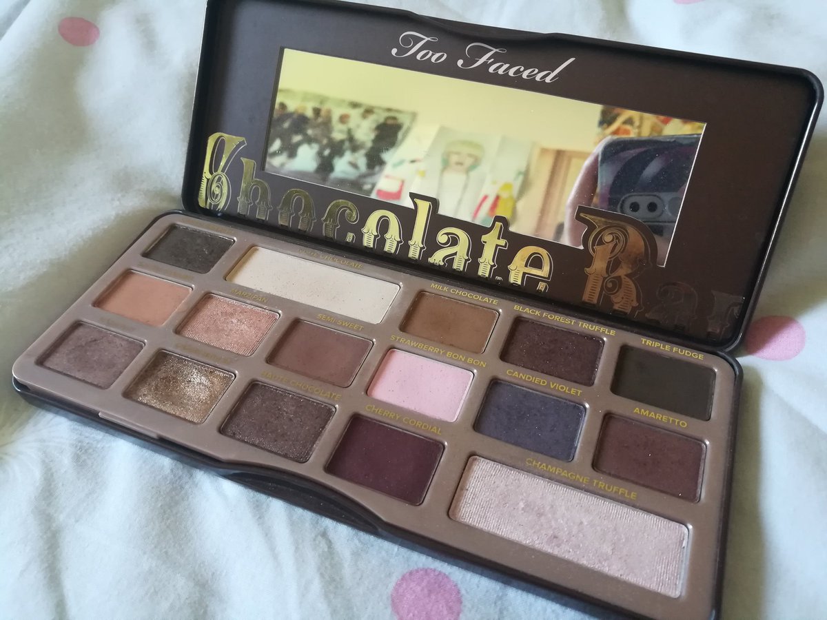 La Chocolate Bar (ft mes posters) Ma première palette, niquel pour makeup simple ou pour tester des nouvelles chosesMais les teintes candied violet et le black forest truffle sont horrible a appliqué, les joies des fards irisées quoi