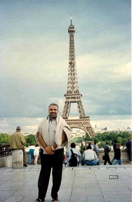 harshulbanodha's tweet image. Poor Chaiwala selling his tea near #eiffeltower #AbkiBaarKiskiSarkar #trollmodi #againstfascism #jaihind