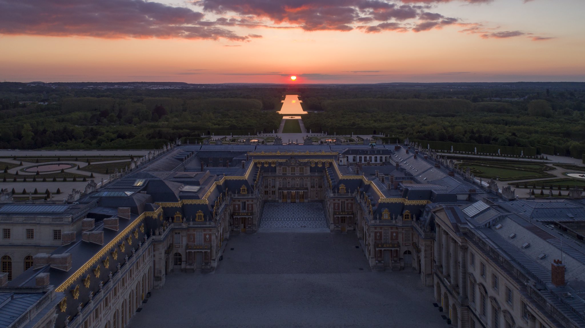 Ночной версаль. Версальский дворец курдонер. Парк канал Версаль дворец. Дворец в Версале сверху. Версальский дворец на закате.