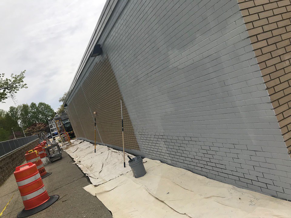PeekskillCSD's tweet photo. PHS #art students have begun working w/ @hvmoca visiting artist Alice Mizrachi, an art educator &amp; muralist. Mizrachi &amp; students will be painting a large mural outside the HS. Today, students spent their time working on ideas and final sketches. #Peekskilltogether #Peekskillpride https://t.co/agCH81lwTl