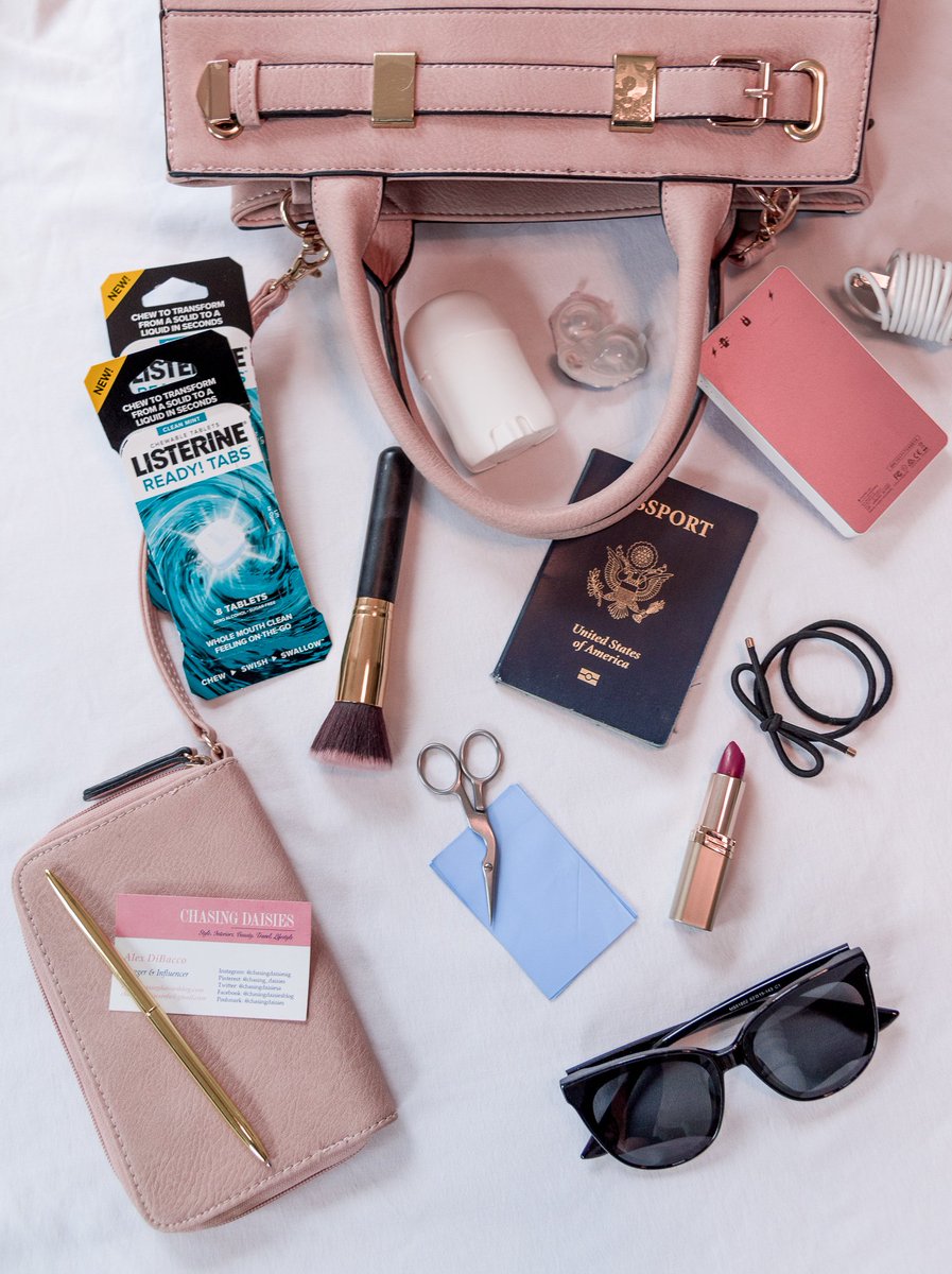 chasingdaisiesa's tweet image. Sharing all of my favorite purse essentials on the blog today!👛 #UnleashYourClean #ReadySwishGo #Listerine @listerine @riteaid #AD chasingdaisiesblog.com/ultimate-every…