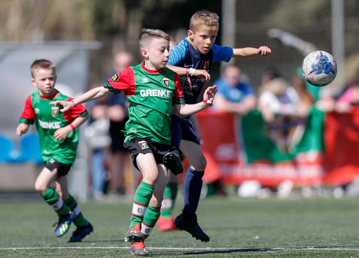 Here we see Glentoran FC and Aurore Sportive Saint Gilloise /France) competing at the tournament. Don't forget - there are a LOT more photos on our Football Cup Barcelona Facebook page! #footballcupbarcelona #instafutbol #youthsoccer #footballtournament #soccerskills #soccertour