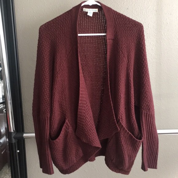 CaitlinClerque's tweet photo. So good I had to share! Check out all the items I'm loving on @Poshmarkapp #poshmark #fashion #style #shopmycloset #colehaan #maurices: https://t.co/Ag8sP2kca4 https://t.co/E73nyxzoAb