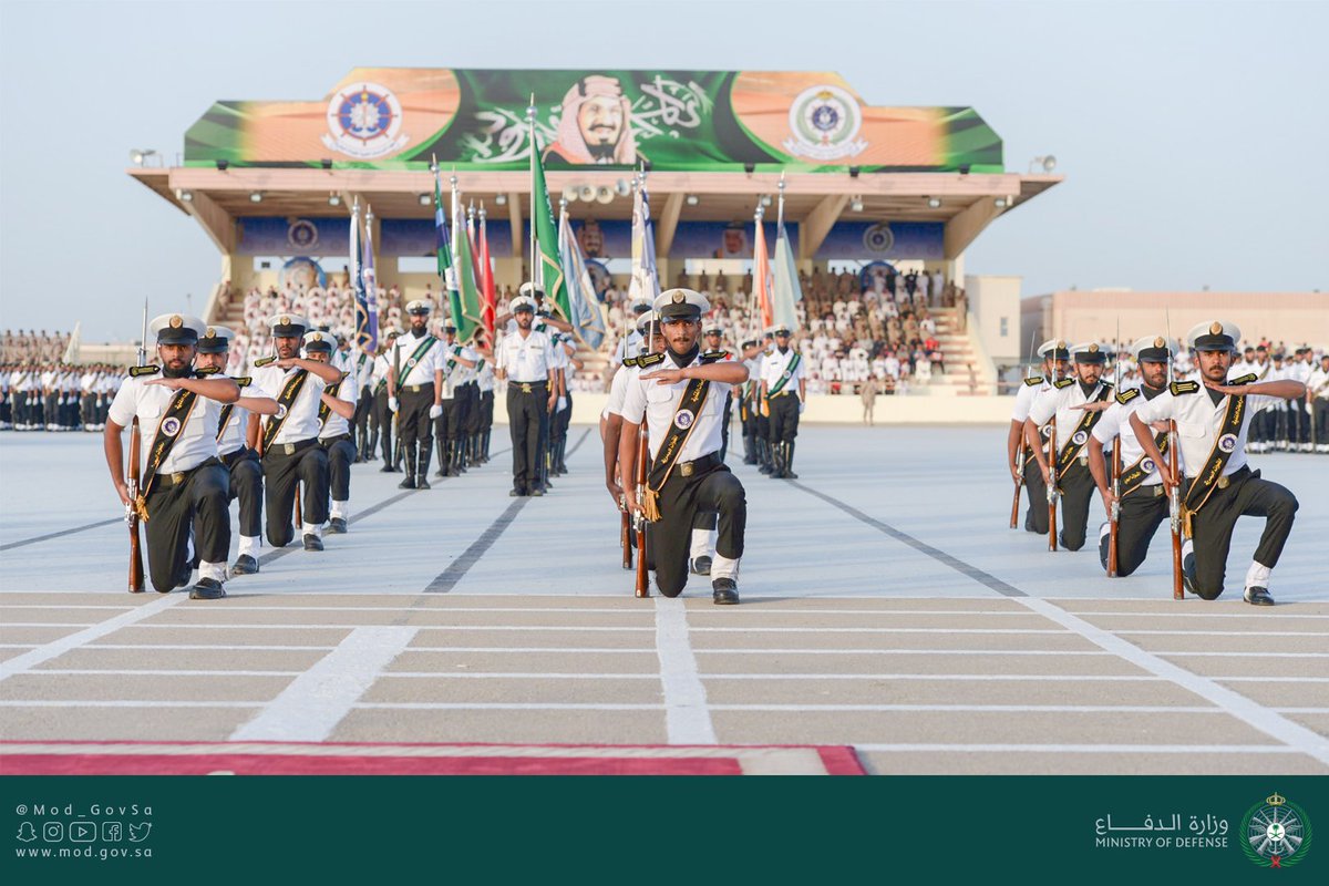 جانب من حفل تخريج الدفعة ( 69 ) من معهد الدراسات الفنية للقوات البحرية.