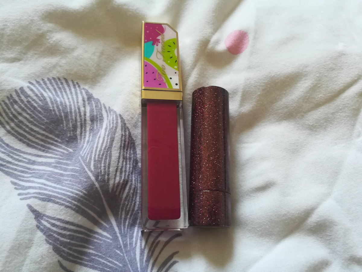 Je crois que c& #39;est le tutti frutti en teinte ruby et le metallic en teinte hot Flash de too facedDe magnifiques rouges, surtout le hot flash qui a un effet métallique sublime