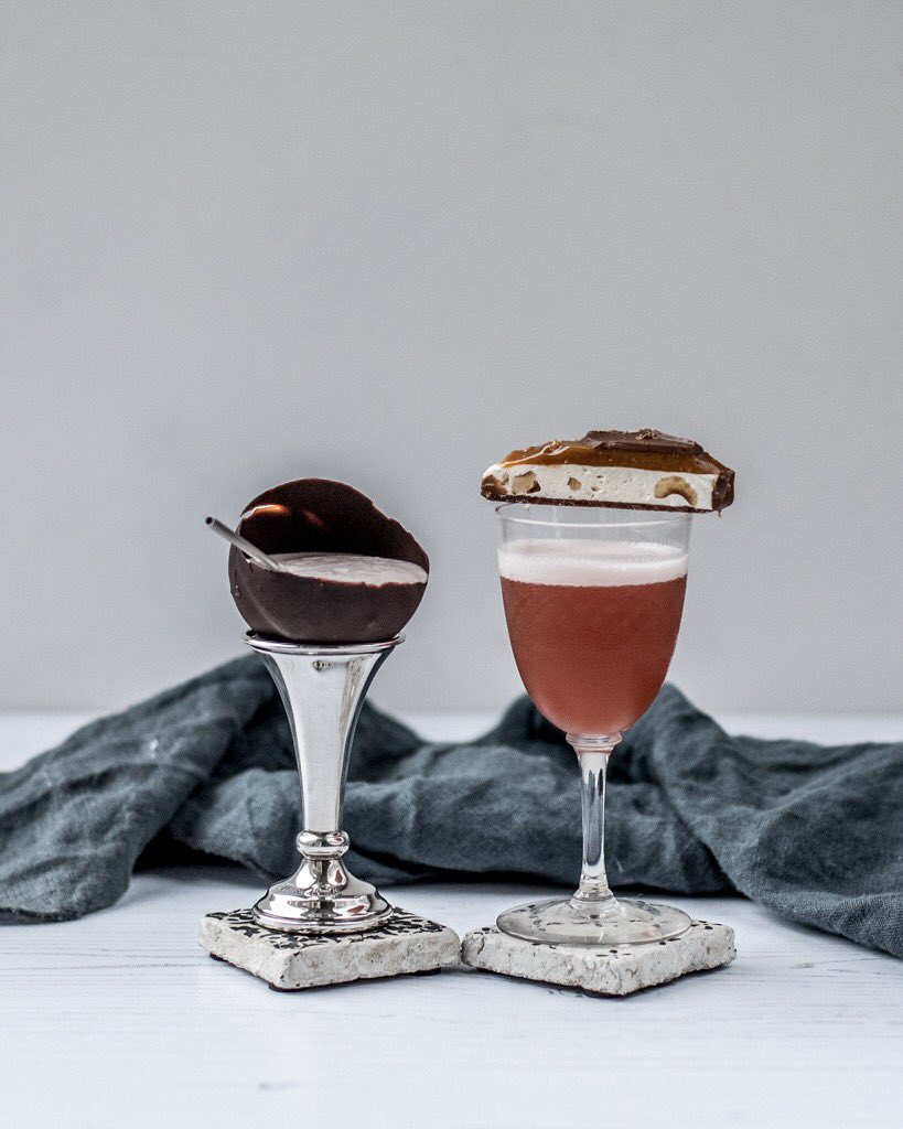 Gin fat washed in a Topic.
Home made hazelnut syrup
Rosa Vermouth 
Campari 
OJ
Egg white. 

A home made chocolate cup and a slice of frozen Topic to garnish. 

Just something I chucked together after a conversation with <a href="/TheGinLordUK/">Rory - The Gin Lord</a> 😂

#gin
