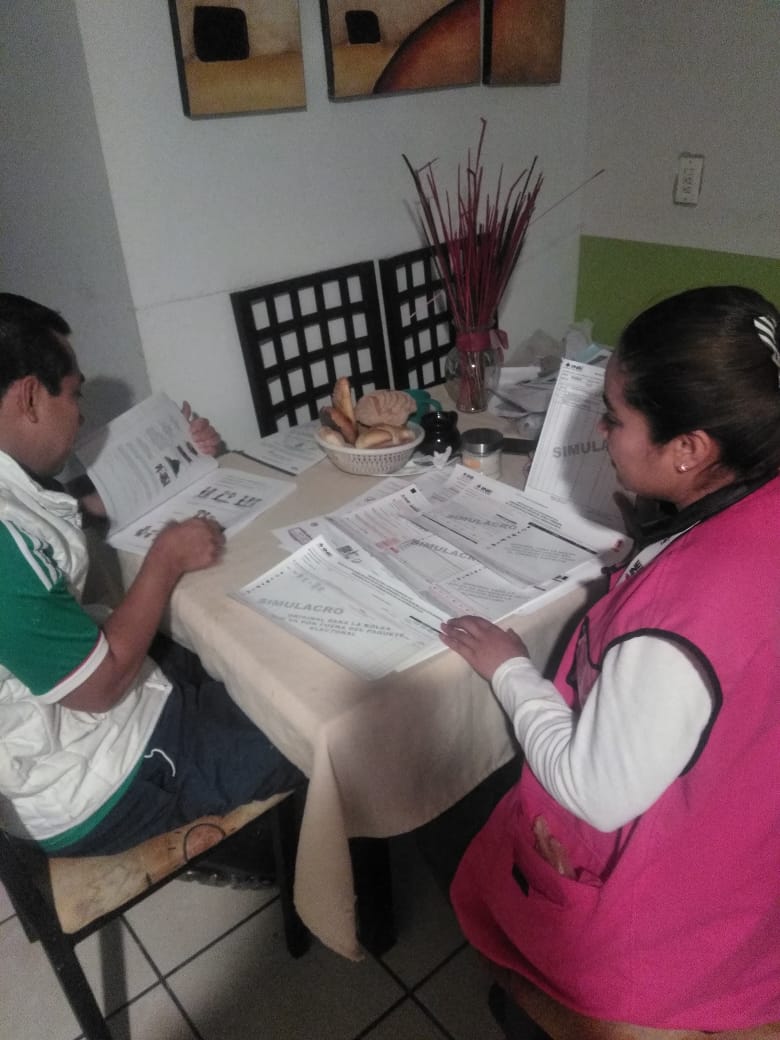 INE_PUEBLA's tweet photo. Funcionarios de casilla capacitándose para recibir y contar el voto de sus vecinos el próximo 2 de junio #ElecciónPuebla2019#ÁbreleLaPuertaAlCAE #11Distrito #Puebla  #MineralesDelSur #GuadalupeHidalgo #LomasDelMarmol https://t.co/SgJOi8mDcD