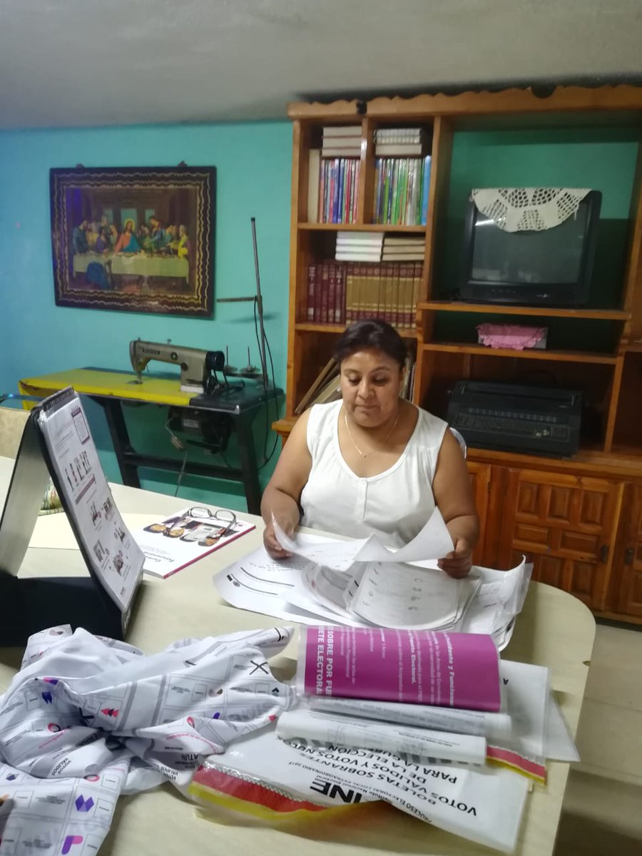 INE_PUEBLA's tweet photo. Funcionarios de casilla capacitándose para recibir y contar el voto de sus vecinos el próximo 2 de junio #ElecciónPuebla2019#ÁbreleLaPuertaAlCAE #11Distrito #Puebla  #MineralesDelSur #GuadalupeHidalgo #LomasDelMarmol https://t.co/SgJOi8mDcD