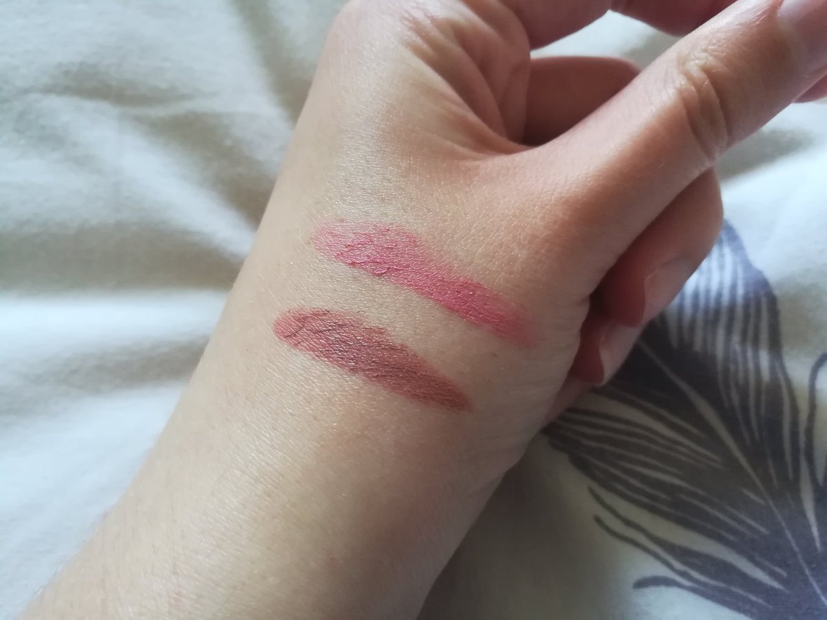 Les peach lipsticks de too faced, je me souviens plus des noms alors voici les pire swatch du monde, ils sont géniaux !