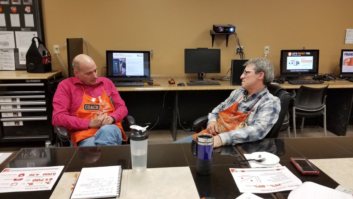 AmyHD6173's tweet photo. Snacks and roleplaying during Specialty Tuesday 🍕 https://t.co/hhY9EkQEHd