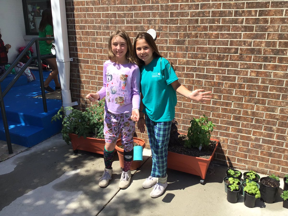 KamiDedrick's tweet photo. Another gorgeous day for The Green Arts Club! We love the freshly mulched and weeded beds. Thank you #workonwilmington! We will be selling plants and art this Saturday at the CB Street Arts Festival. @mconnorCBESArt #CBSeaStars https://t.co/kIyqSg5TvL