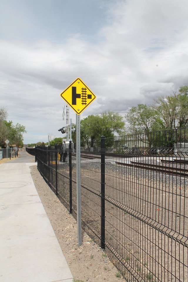 NMRXExpress's tweet photo. Our Downtown Bernalillo Station is now a safer place to walk & ride bikes! The area now has amenities such as a pedestrian crossing, better street/sidewalk connections & fencing to keep from getting too close to the tracks. #TransitTusday #NMRailRunner #RideRioMetro #RailSafety https://t.co/7ic88t8QHv