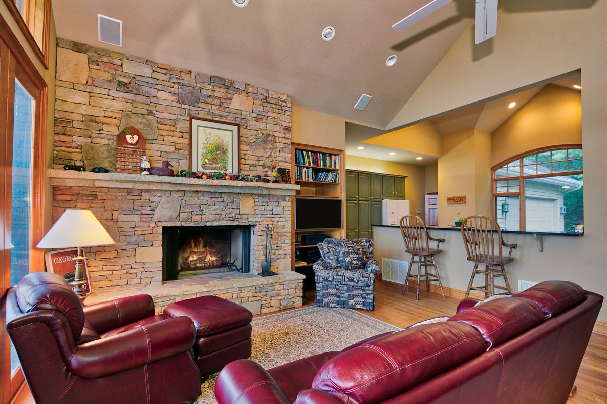 RealtynRentals's tweet photo. https://t.co/7AChjcAu1b Beautiful home in Highlands,NC 5 BR/4 bath #VacationRental and #ForSale Chambers Realty 526-3717 #Hiking #Nature #StayHere #RealEstate #Mountains #HighlandsIsCalling https://t.co/mJ3k5uZP6G
