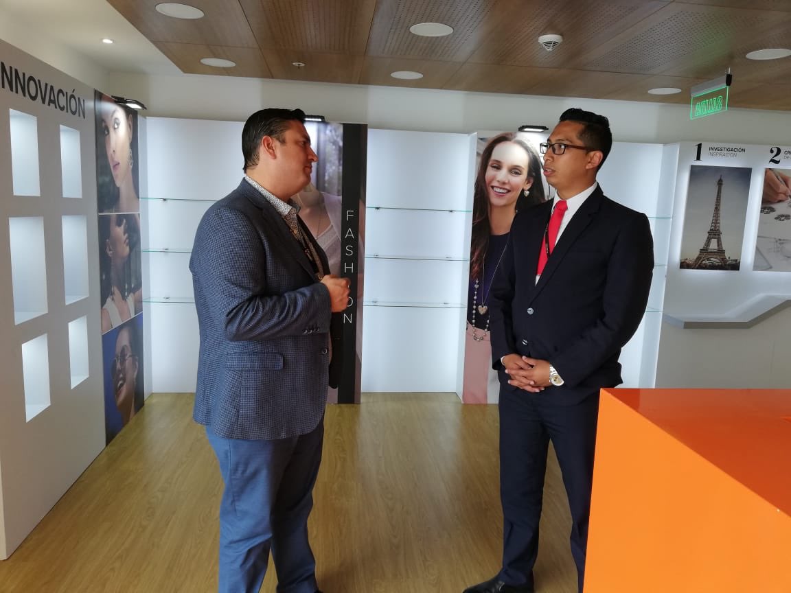 negreteate's tweet photo. Visitando a nuestros LIDERMAN y clientes de Quito junto a nuestro Jefe de Operaciones @luismiguelanda .  Visitando las instalaciones de la  @PoliciaEcuador me encontré a #Paquito lo maximo !! @LidermanOficial @LidermanPlay @ClaudiaPuigC https://t.co/8cMBQZUbyZ