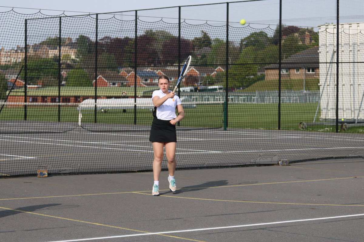 QueensCollSport's tweet image. More great sports news as the U15 girls&apos; tennis team of Emily, Elise, Pippa and Emily had a flying start to the Aegon Cup with a 12-0 win over @HeathfieldTA2. 
The girls show great promise for future rounds and are looking forward to the next match v @wellingtonsch1