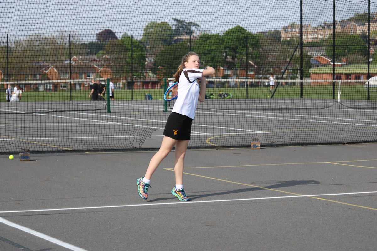QueensCollSport's tweet image. More great sports news as the U15 girls&apos; tennis team of Emily, Elise, Pippa and Emily had a flying start to the Aegon Cup with a 12-0 win over @HeathfieldTA2. 
The girls show great promise for future rounds and are looking forward to the next match v @wellingtonsch1