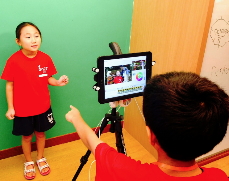 You can make your own video using a green screen!   Let @WTVElem school students show you how <a href="/BeavertonSD/">Beaverton Schools</a> 's innovation Expo!  5/16/19 <a href="/AlohaHighSchool/">Aloha High School</a> 5-8 p.m.  @catnostrand <a href="/hoxiery/">Ryan</a> #edchat #edtech