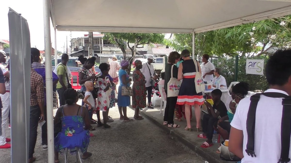 Chromaroni's tweet photo. Vaccination :  Action de sensibilisation au marché de Saint-Laurent
https://t.co/wr7BGy5hAh https://t.co/THPeIv22X4