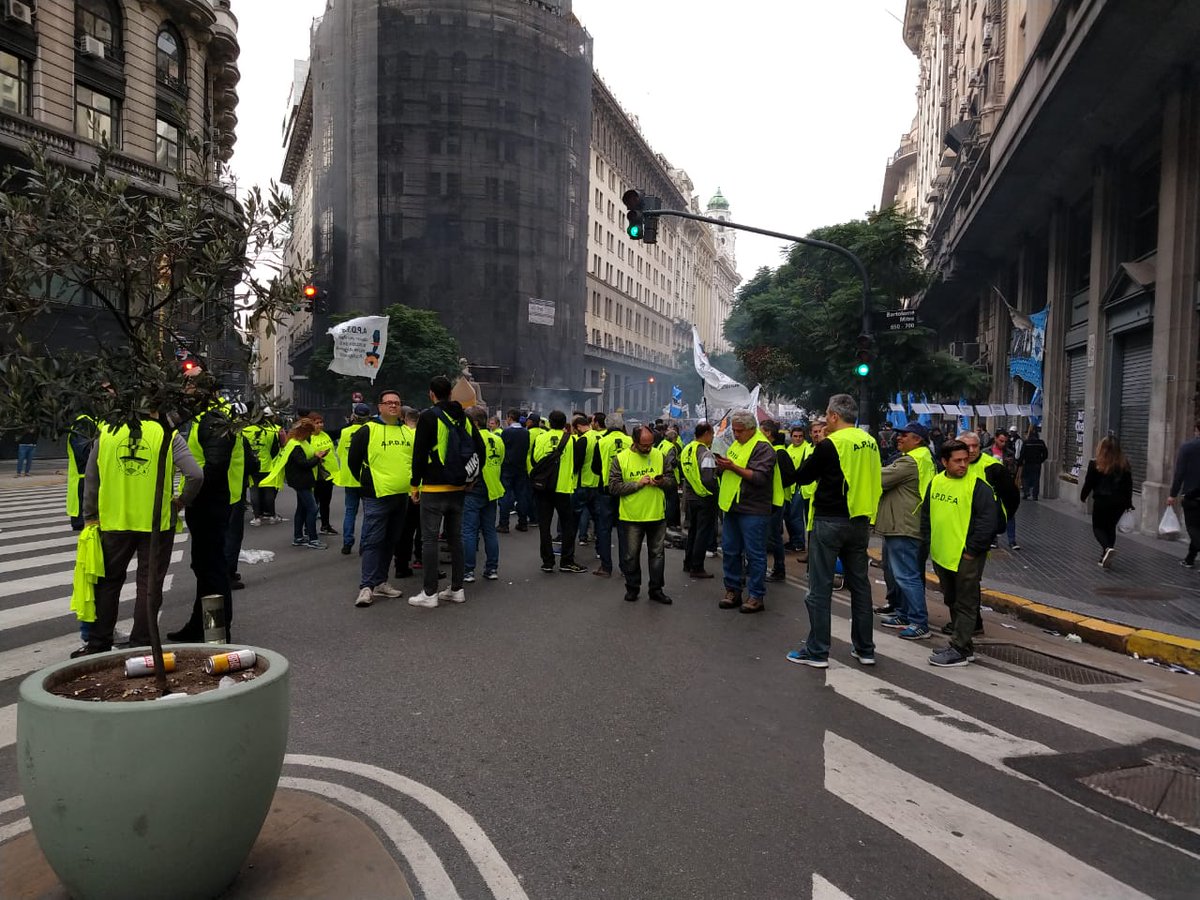 SanApdfa's tweet photo. Apdfa linea san martin adhirió al paro y movilizacion del 30/A , gracias Marcelo,Marcelo, Clarisa,Liliana,Daniel,Carlos,Jorge, por el espíritu de lucha y solidaridad que demostraron, Apdfa se hace fuerte entre todos https://t.co/kUluvXllLv