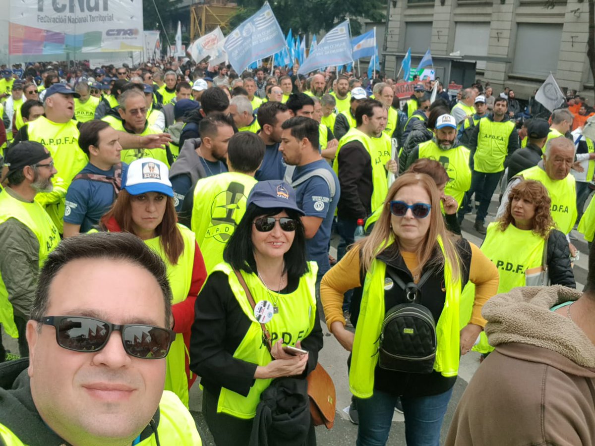 SanApdfa's tweet photo. Apdfa linea san martin adhirió al paro y movilizacion del 30/A , gracias Marcelo,Marcelo, Clarisa,Liliana,Daniel,Carlos,Jorge, por el espíritu de lucha y solidaridad que demostraron, Apdfa se hace fuerte entre todos https://t.co/kUluvXllLv