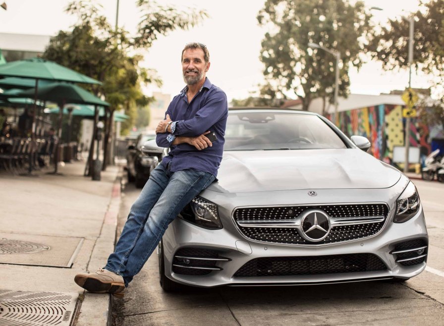 MercedesBenz's tweet photo. Film producer Thomas Nickel and a Mercedes-Benz S 560 Cabriolet. Read the hole story in the #MagazineApp:

https://t.co/VUkBgVinBD
https://t.co/vqMj6sgb3t

[Kraftstoffverbrauch kombiniert: 10,3–10,0 l/100km | CO₂-Emissionen kombiniert: 235–229 g/km | https://t.co/ud8odkxpkM] https://t.co/fQakUNAL0U