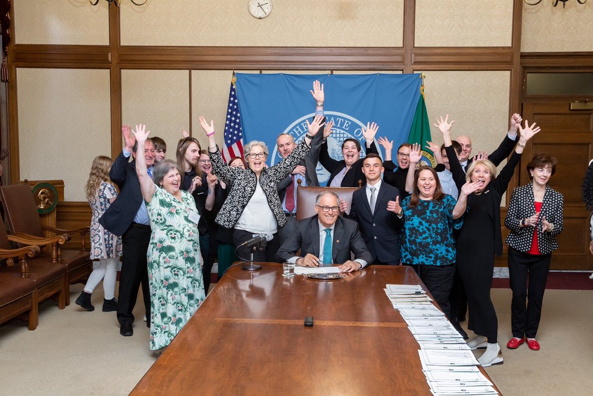 lupuspnw's tweet photo. May is Lupus Awareness Month. What better way to kick off the festivities than to thank legislators for passing HB 1879; which will help people with #lupus access much-needed medications. Thank you, @lauriejinkins2 @BethDoglio @WAHouseDems @WaHouseGOP @GovInslee! #wale https://t.co/puLFdRhkcB