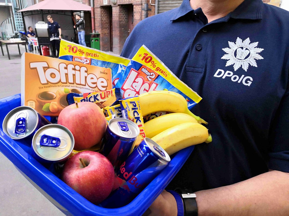 DPolGBerlin's tweet image. Guten Morgen! Heute gehts weiter: Einsatzkräftebetreuung (#EKB) am 1. Mai. Wer versorgt werden möchte, meldet sich bitte per WhatsApp, Telegram oder SMS mit Name, Einheit &amp;amp; Standort unter 015904466644. Habt einen schönen Tag! 👋👋👋#Polizeifamilie