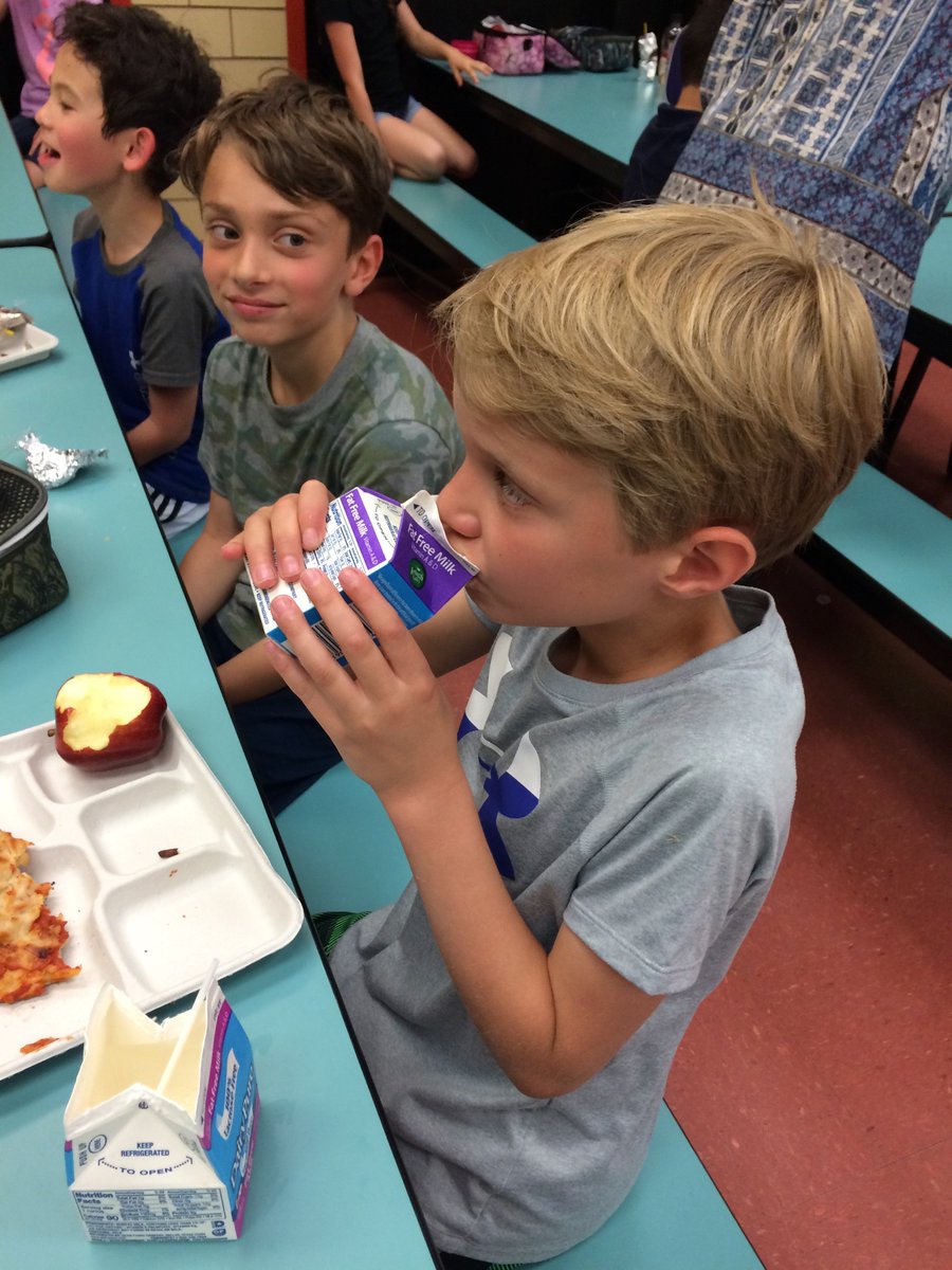 Straws? Who needs em?! <a href="/2ndgradesliders/">Tuckahoe 2nd Grade</a> found an easy way to reduce their use of single-use plastic. Discovering new ways to reduce trash during <a href="/TuckahoeSchool/">Tuckahoe Elementary School</a> Low-Waste Lunch Week! #TuckahoeRocks #APSgreen @TuckPrinc @TuckahoeAP