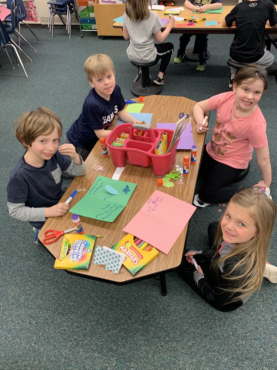 MrsWosick1's tweet image. The first graders really enjoyed making cards for the residents of Tufte Manor! #CompassionProject #nationalpayitforward #noplacelikekelly