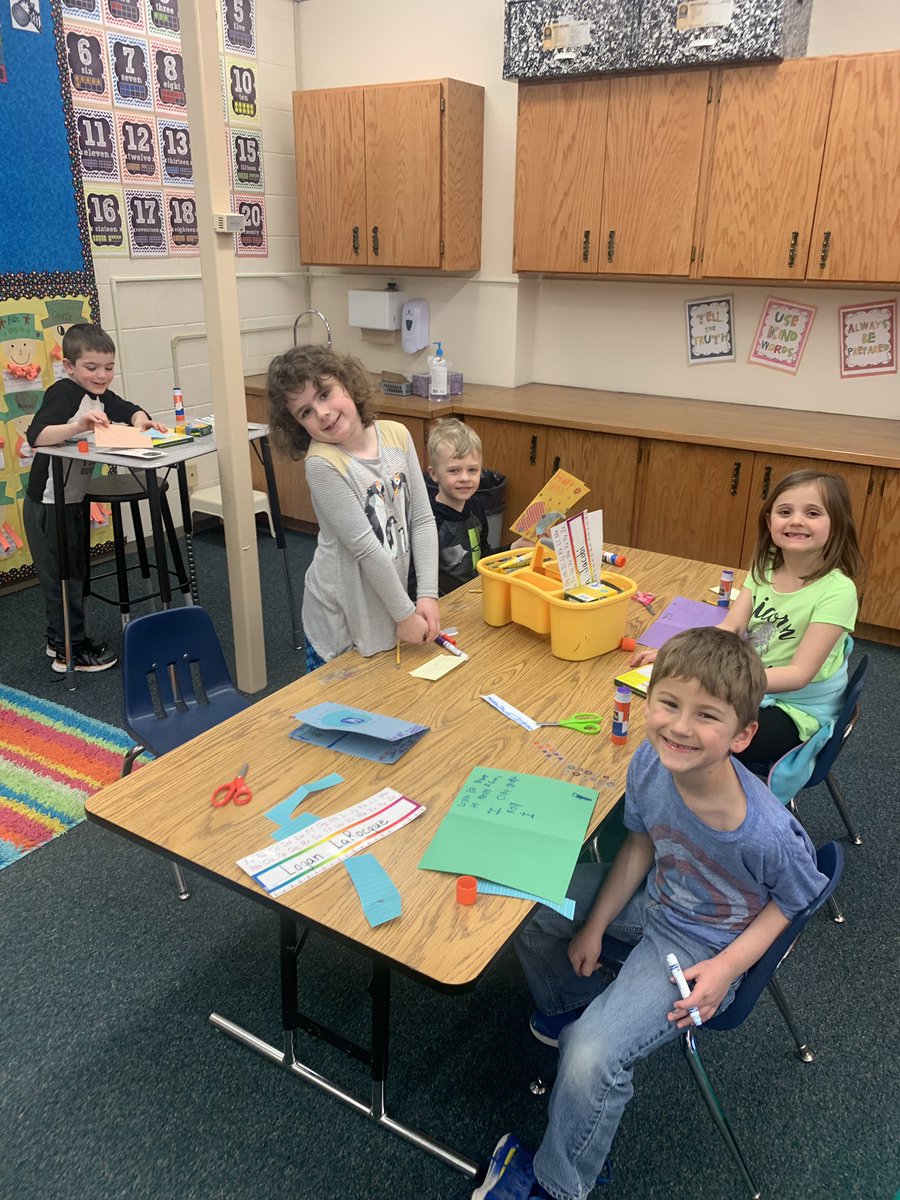 MrsWosick1's tweet image. The first graders really enjoyed making cards for the residents of Tufte Manor! #CompassionProject #nationalpayitforward #noplacelikekelly
