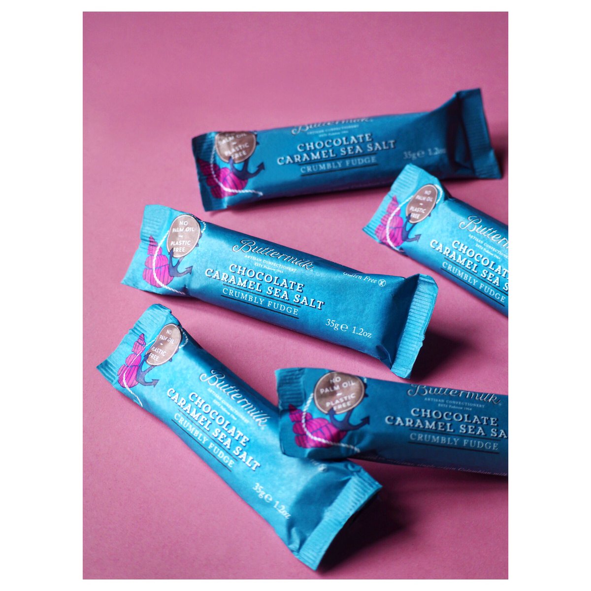 TheSalcombeDeli's tweet photo. Crumbly #caramel sea salt #fudge, shaped into a #bar, coated in #chocolate and wrapped in #plasticfree home #compostable packaging. @Buttermilkfudge, you have ticked ALL the boxes ✅
#FudgeBar #SeaSalt #Flavour #Taste #Foodie #Snack #Treat #Packaging #Sustainable #SaveOurOceans https://t.co/SJxEhkkasf