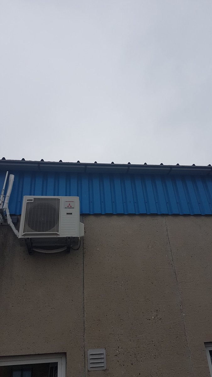 Vandaag een flinke airco op hoogte geplaatst. 8 Kw koelvermogen. <a href="/MitsubishiHVAC/">Mitsubishi Electric Trane US</a>