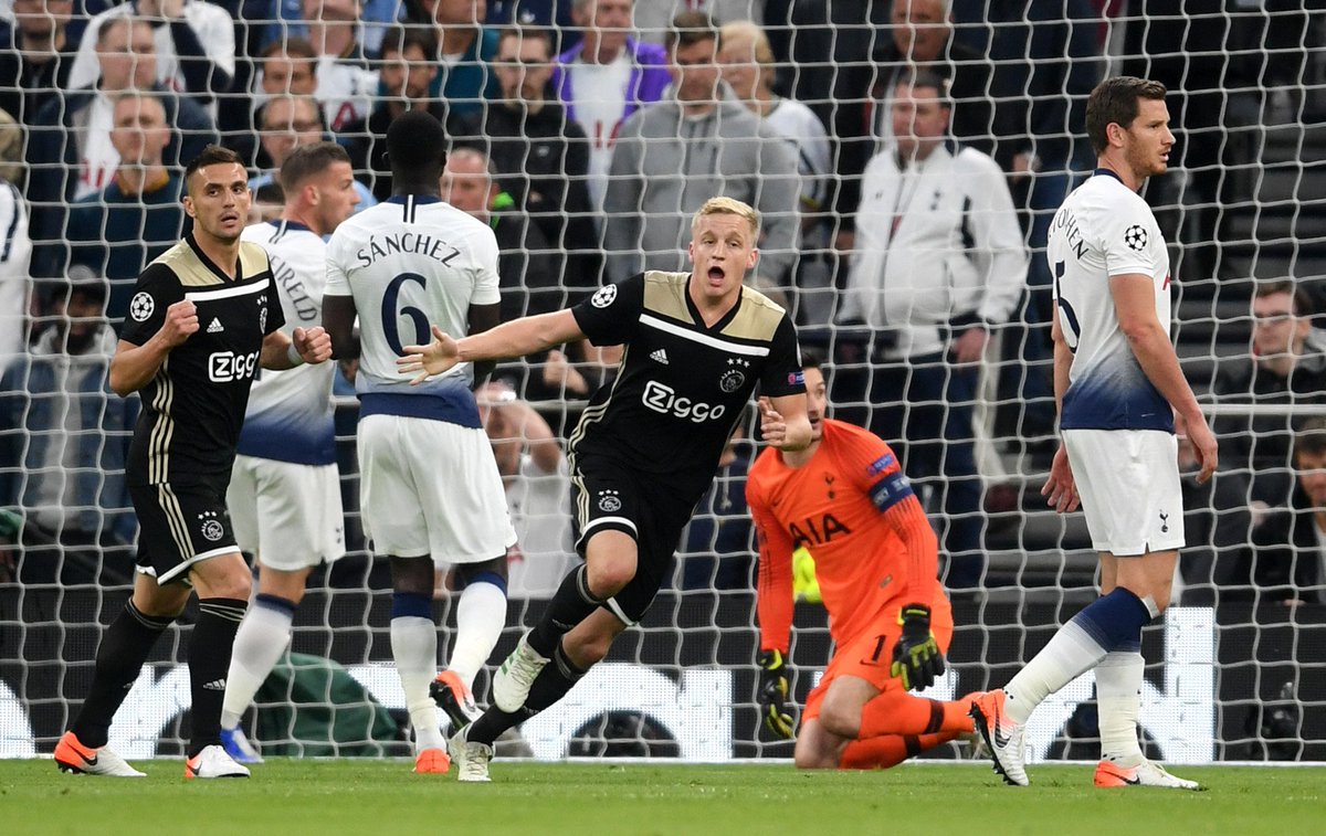 Van de Beek celebrando el gol de la victoria.