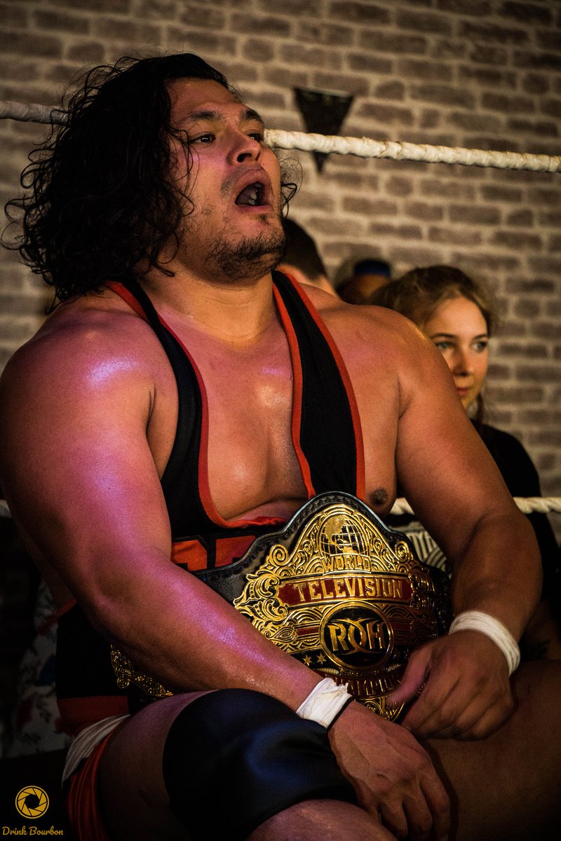 AtlasWrestlingC's tweet photo. 》Jeff Cobb toujours ROH World TV Champion après avoir battu Hellmer Lo'Guennec &amp; Aigle Blanc lors de l'#ATLASACTE1 - ARKHÈ! 🤗

📷 DRINK BOURBON https://t.co/XIifPv6nOw