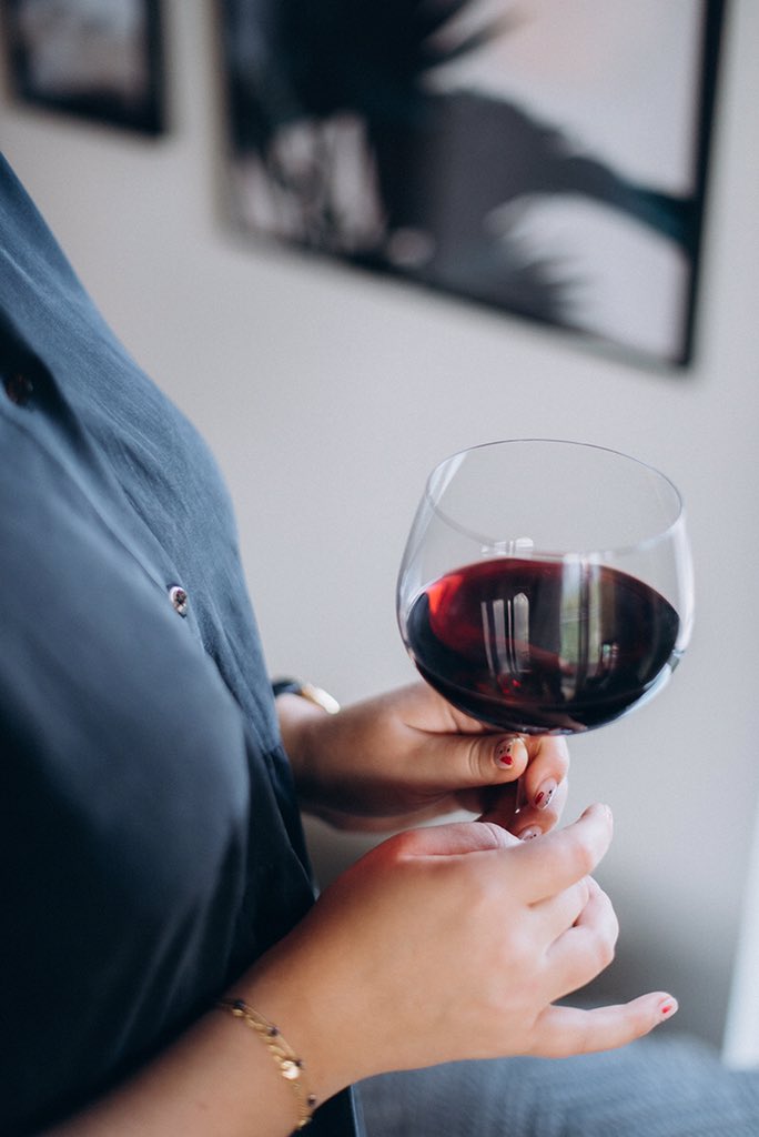 Drinking a glass (or two) of “red” becomes totally acceptable when it fuels your body and soul. 🍷 Just 1% ABV. Just 25 kcal per glass. Just what you need. #lowalcohol #betterchoices #healthyliving