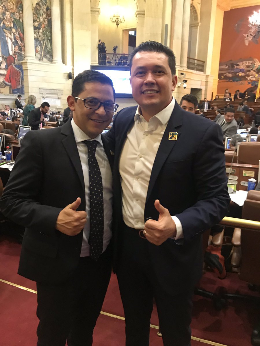 EdwBallesteros's tweet photo. .@Wilmerlealp Es #AntiFracking y yo soy #ProFracking, pero eso no evita que seamos amigos. Qué importante es el respeto por la diferencia y la altura en el debate con argumentos. https://t.co/aECMcxR4vI